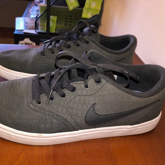 Nike - Picture 1 of 2